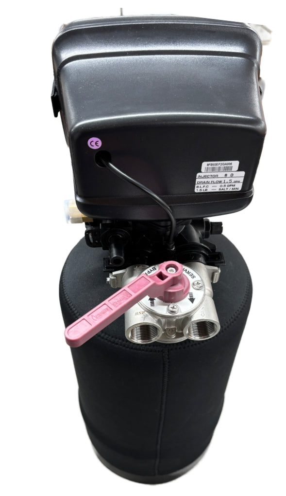 FlexFlow 10 waterontharder achteraanzicht – digitale besturingskop, aansluitingen en RVS bypass