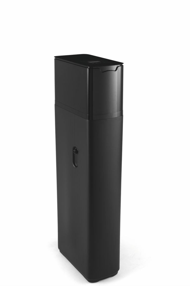 SlimFlow 200 waterontharder zwart – zijaanzicht van slanke 18L waterontharder met compact design en stille werking.